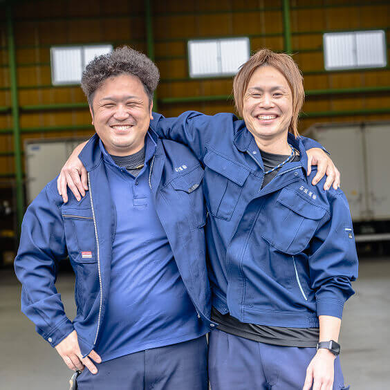肩を組んでいる2人の男性社員の写真