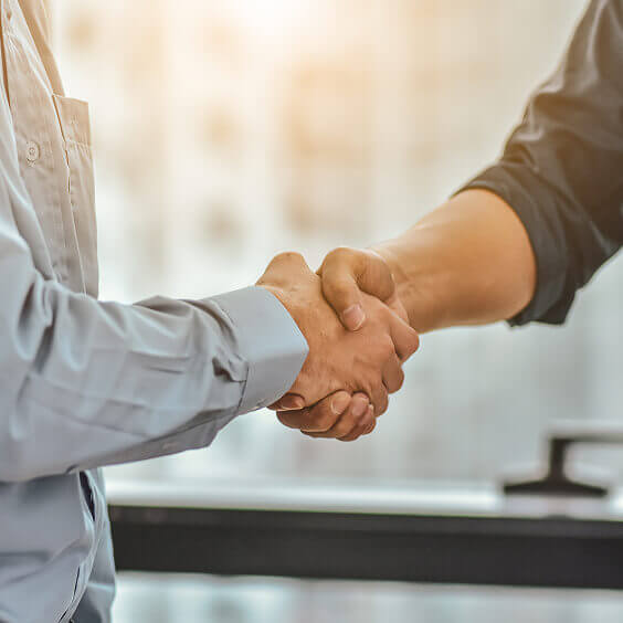 握手している人の写真