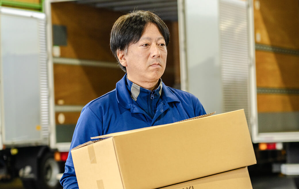 男性スタッフが荷物を運んでいる写真