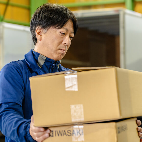 荷物を運ぶ男性スタッフの写真