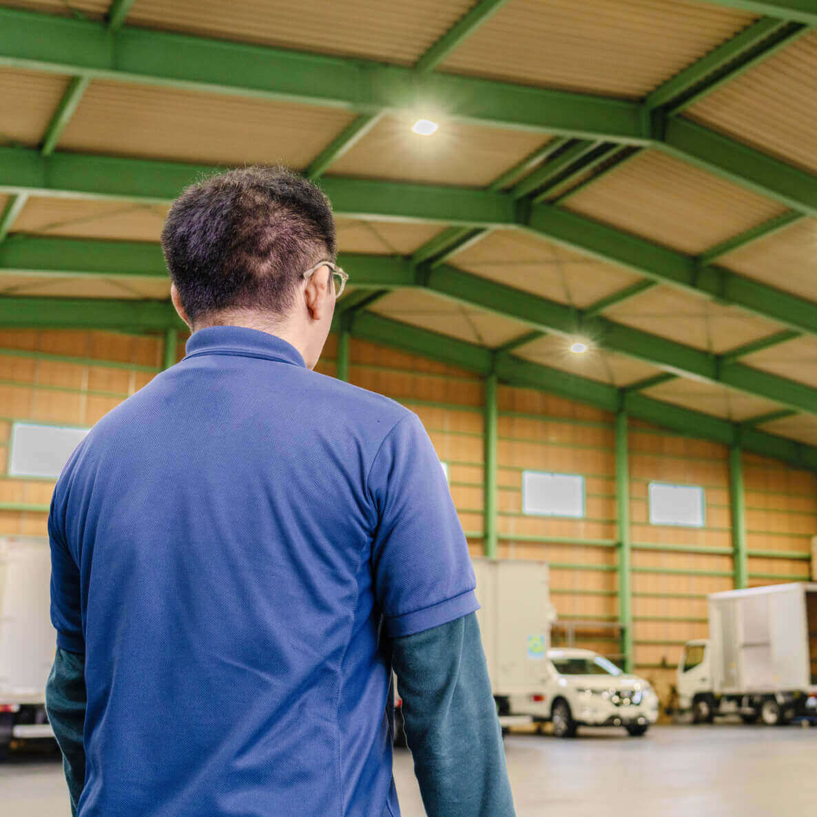 男性スタッフの後ろ姿の写真